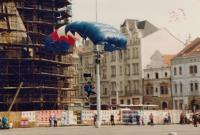 Seskok parašutistů na náměstí Republiky v Plzni, 1994