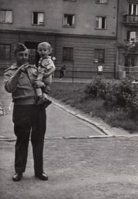 Jaroslav Piskáček se synem, Plzeň 1967