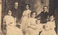 Matčina rodina Kabourkova, 1913