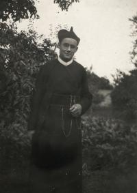 1949, Pavel - student v řeholním šatu 