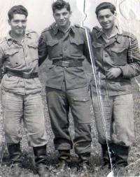 Ignác Zima (vlevo) během základní vojenské služby