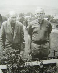 Ján Janok (vpravo) so svojim strýkom Jánom Janokom starším, júl 1985