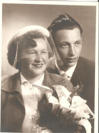 Wedding photo of Oskar Dub and Marie Krejsová, 1950