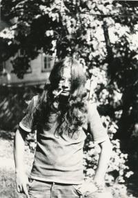 Alexandr Vondra s dlouhými vlasy