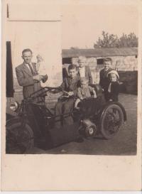 Václav Brůna (uprostřed) se sourozenci, vlevo otec