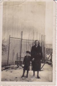 Václav Brůna s babičkou v Neštěmicích I
