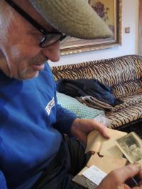 Václav Brůna při druhém natáčení prohlíží fotografie