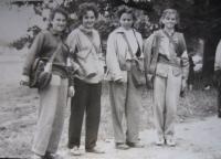 Miloslava (vlevo) s kamarádkami na cvičení Civilní obrany