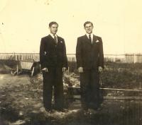 Jaroslav (vlevo) a Jan Svobodovi v roce 1941