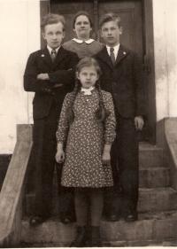 Adolf Kaleta (vpravo) s maminkou a sourozenci v roce 1940 na Těrlicku