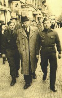 Dalibor Knejfl s Frntiškem Bogdou a dalším spolupartyzánem, 1946