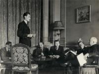 Karel Dufek (stojí) s prezidentem Benešem v Londýnském exilu. Úplně vlevo sedící Adolf Vodička.