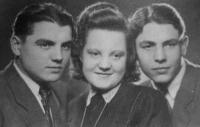 zleva bratr Pavel, sestra Marie a František Žebrákovi v roce 1947