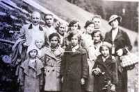 Rodinná fotografie Steckelmacherů – Ruth označena v rámečku, zcela vpravo v první řadě Maud Beerová