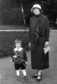 Her mother Růžena Steckelmacherová and her brother Jan (Hans). Both died in Auschwitz.