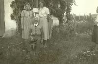 Gertruda Kočí with her mother and grandfather in Mušov