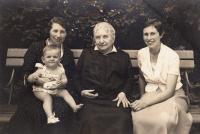 Hana s maminkou, prababičkou, babičkou, 1932