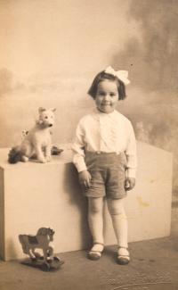 Hana as a child, 1934
