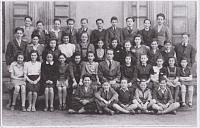Školní fotografie 1940-1941. Karel Ellinger čtvrtý zleva v poslední řadě, pátý zleva Jiří Weiss.