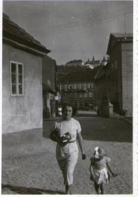 Witness with her mother Zdena Tejčková, née Edelsteinová