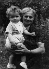 Matka Antonie Militké s vnučkou