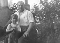 Otec pamětnice s vnukem