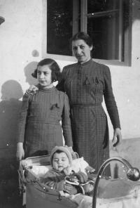 Maminka, sestra Lydie, vepředu Miriam, cca 1940