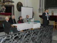 9e. Reditel Gymnázia ve Slaném Milan Dundr při úvodním projevu k besedě v kapli Vlastivědného muzea ve Slaném