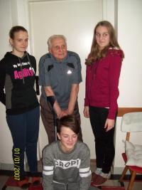 Pamětník s týmem dětských reportérů