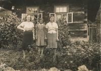 v Prlově - Marie, Ludmila a Anežka Hušťovi