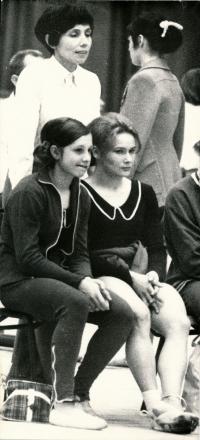 Komrsková s Marikou Krajčířovou, v pozadí baletka paní Sobotková