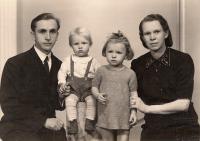 Pamětníkovi rodiče se sestrou Marií a bratrem Františkem, Uherské Hradiště, 1946