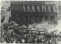 Zbourané podloubí na náměstí Bojovníků za mír – tanky nabouraly do sanitek