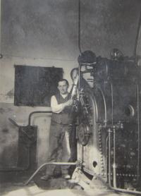 Likérka Michler v Bukové. Kotel pro výrobu páry pro pohon lokomobilu a výrobu elektřiny. 