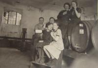 Zkouška kvality v likérce v Bukové. Hermine Jetelinová v bílých šatech