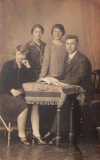 Otec Karl Kirchner se sestrami Fridou, Marii a Anou v roce 1929