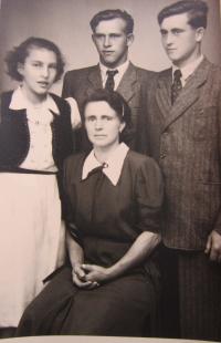 Rodina Kirchner - matka Gertrhuda, sestra Antonie, bratr Rudolf a Hubert Kirchner
