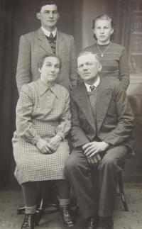 Rodina manželky Marie Brixové v Bílém Potoce