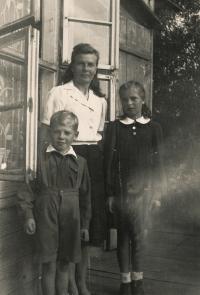 Dobromila s maminkou a bratrem, 1944
