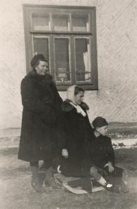 S maminkou Eugenií roz. Kendíkovou a bratrem Lubomírem, 1946