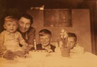 Růžena Ježková se synem Martinem, Ivanem a Tomášem 1944