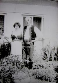 Manželé Kratochvílovi ve sborovém kroji v Rozstání