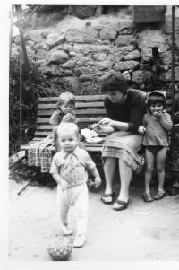 6.	Manželka Michaela s dětmi u domu v Marxově ul. v Mladé Boleslavi v 80. letech 20. stol, kde v té době Jirounkovi bydleli.