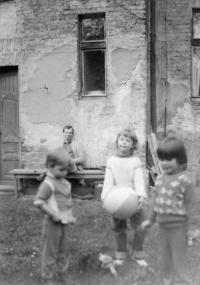 7.	Mirek Jirounek s dětmi na dvoře domu Jednoty bratrské v ul. S.K. Neumanna v Mladé Boleslaslavi-1985