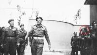 Generál Wladyslav Anders, rok 1944 Itálie, Bronislaw Firla mezi vojáky v řadě