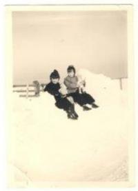 Denise s kamarádem ve sněhu, Tain, 1955