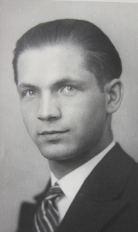 Maturitní fotografie otce Ladislava Prokeše, 1928