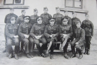 Otec (uprostřed) v posádce v Žamberku, 1938