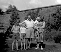 Rodina Wintonových doma na zahradě, asi 1960