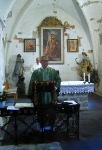 Mše v kostele sv. Michaela v Nové Roli na Karlovarsku; Josef Hošna namaloval tři oltářní obrazy a 14 zastavení křížové cesty, realizace 1993-98